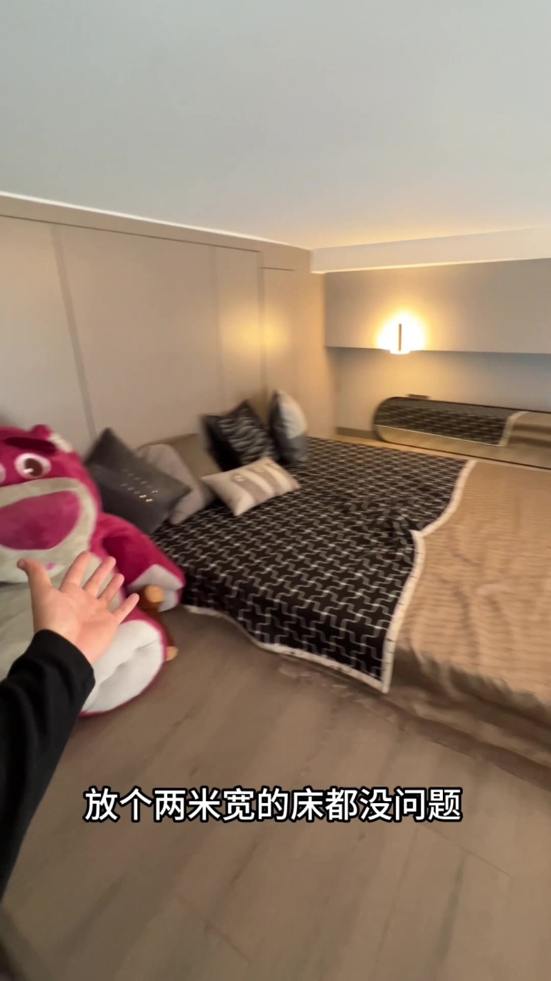放得下兩米闊大床。