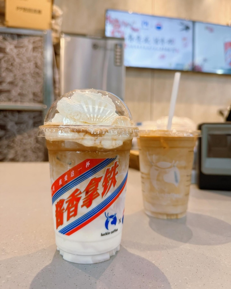 區文詩潮飲瑞幸醬香拿鐵，一杯40人民幣有找。