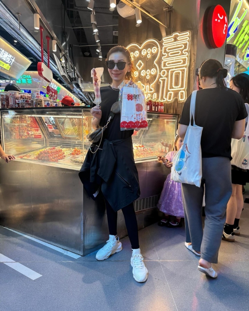 區文詩食冰糖葫蘆。