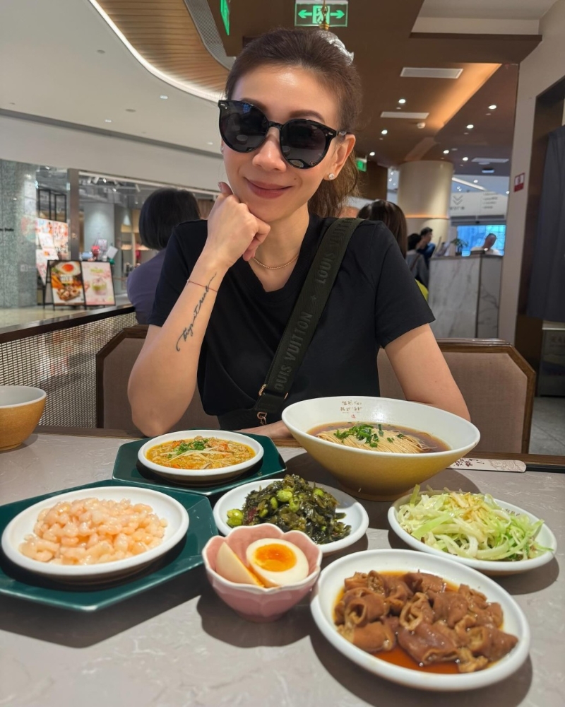 區文詩幫襯上海餐館襯松鶴樓蘇式湯面，據悉人均消費60人民幣。