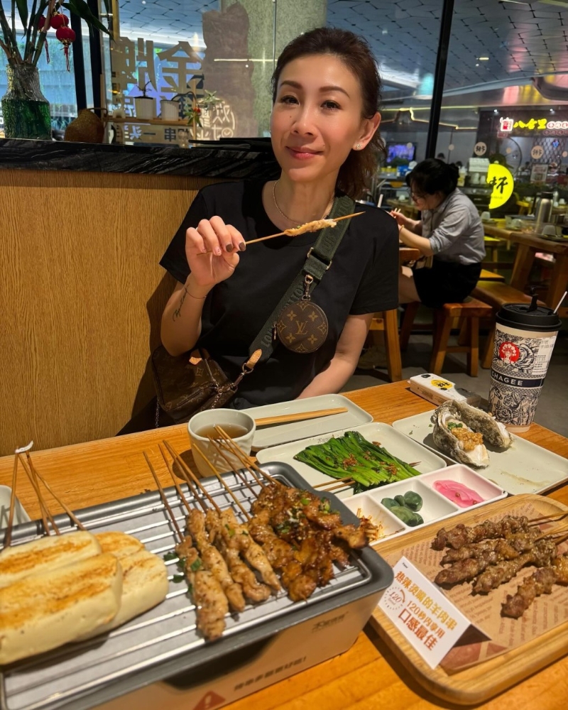 區文詩幫襯連鎖中式燒烤店木屋燒烤，據悉人均100人民幣便可飽餐一頓。