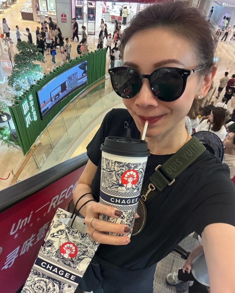 區文詩追加一杯茶飲。