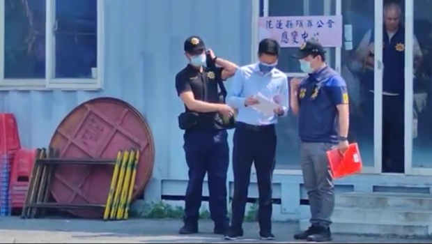 罹難者家屬到殯儀館驗尸 罹難者家屬到殯儀館驗尸