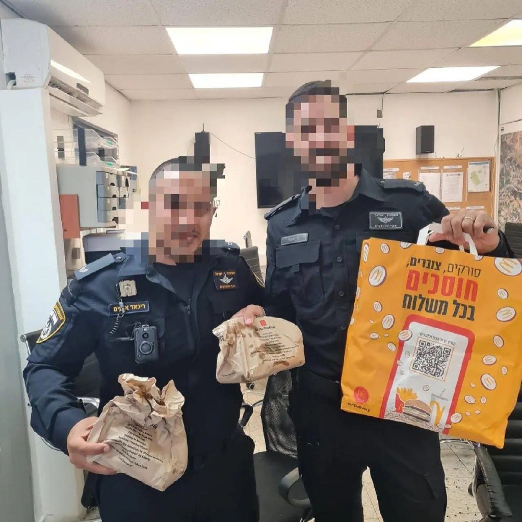 以軍展示收到的麥當勞餐 以軍展示收到的麥當勞餐