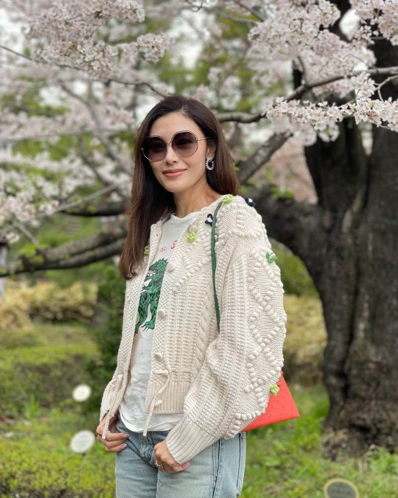 李嘉欣背著23萬鴕鳥皮Hermès mini Kelly勁搶鏡，盡顯豪門貴氣。