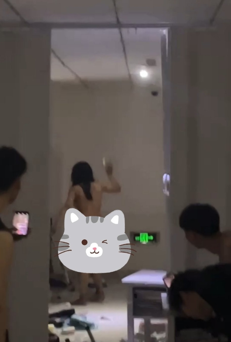 長發女全身赤裸闖男生宿舍打砸3