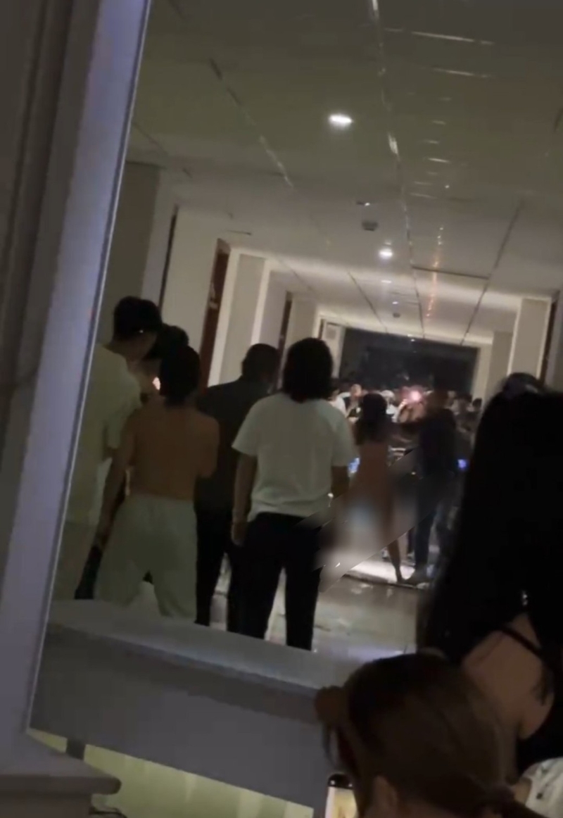 長發女全身赤裸闖男生宿舍打砸2