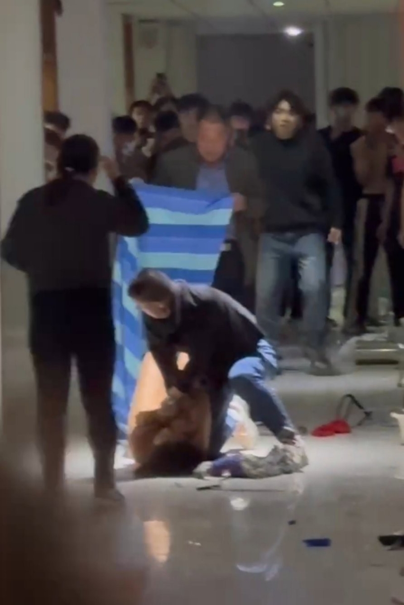 長發女全身赤裸闖男生宿舍打砸1