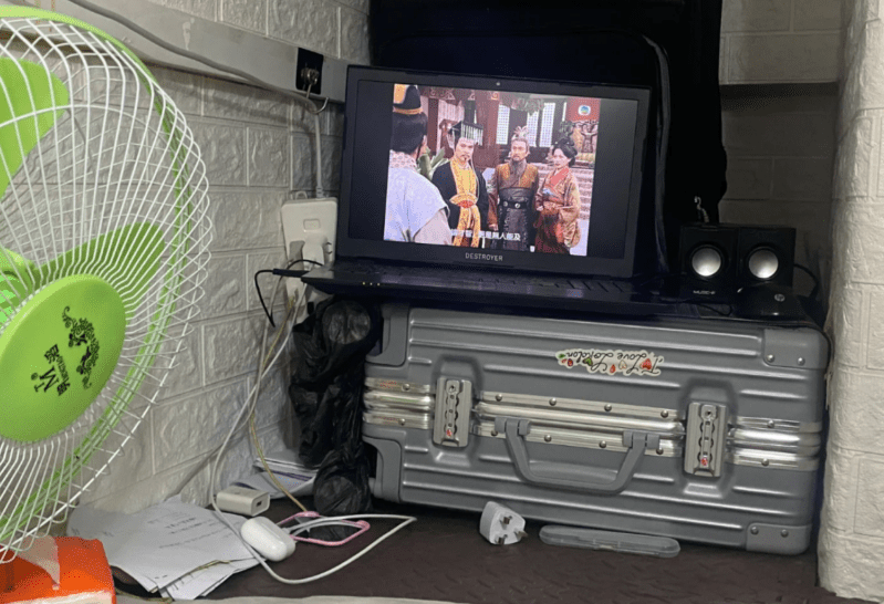 行李箱當桌子 行李箱當桌子