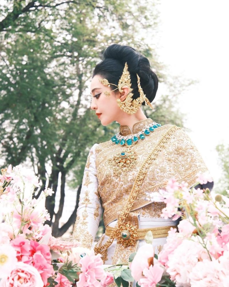 同日范冰冰再分享的女王出巡Look就非常有霸氣。