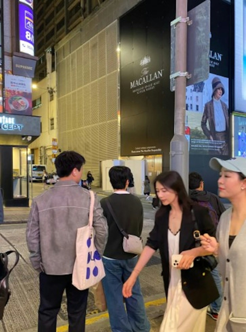 今年1月已有人在蘭桂坊見到身穿大Deep V的高圓圓。