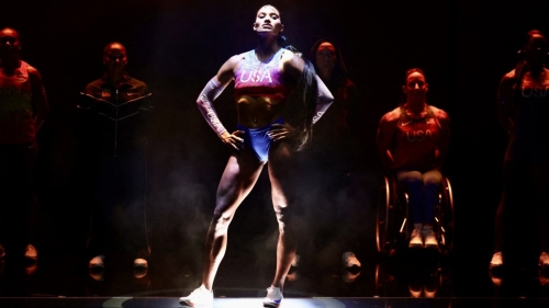 美國跨欄選手科克雷爾（Anna Cockrell）擺出姿勢展示巴黎奧運美國隊田徑制服。 路透社