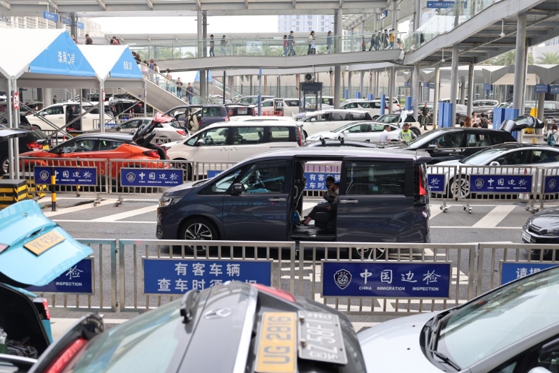 車輛在港珠澳大橋珠海公路口岸等待通關。 新華社