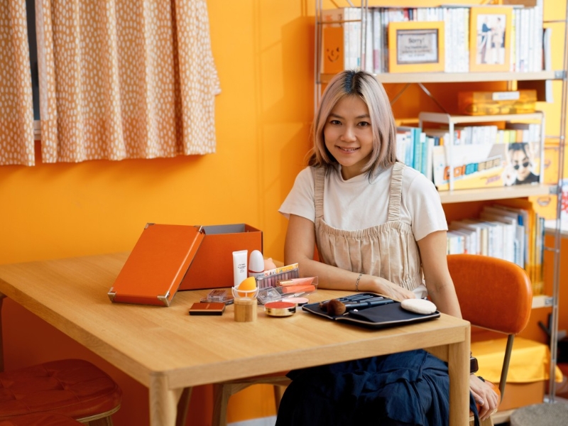 化妝師Kinny Lee說女士們經常重覆購買同類產品，以及沒留意保質期，建議用完后才購買另一支，以免浪費。