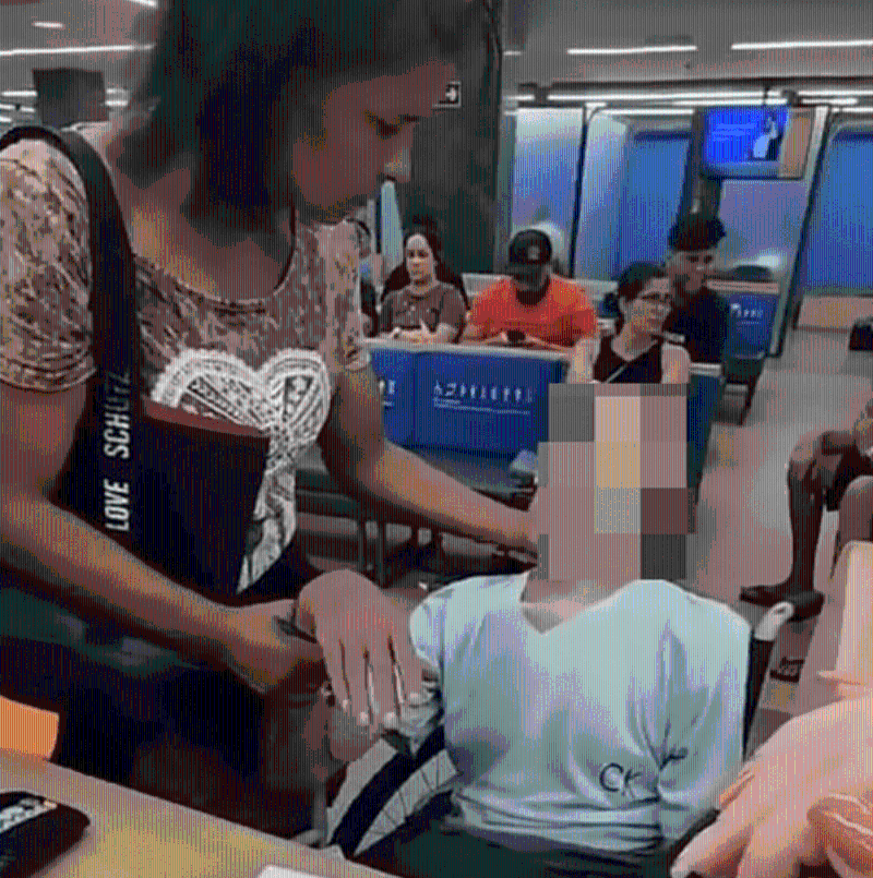 女子推叔叔到銀行辦貸款2 女子推叔叔到銀行辦貸款2