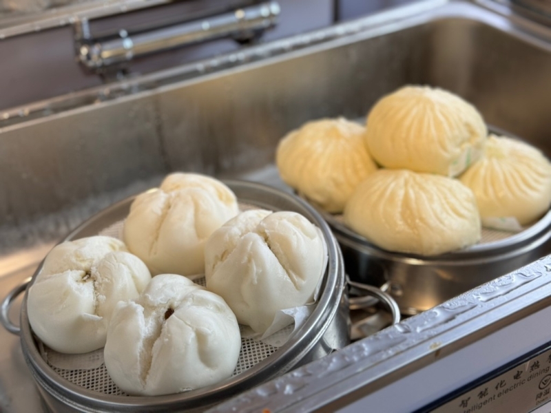 提供的食物包括叉燒包、燒賣、炒飯炒河粉、豬骨粥、烚蛋、腸仔等。