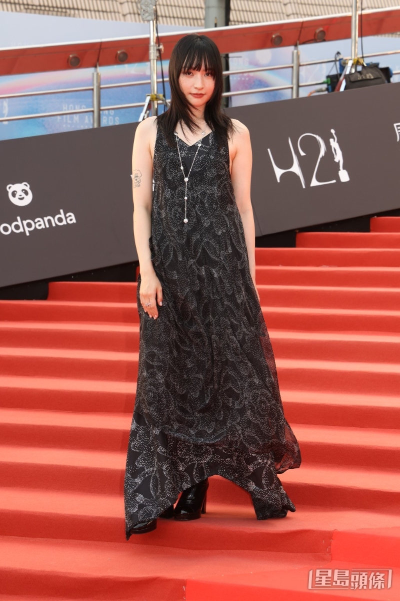 陳漢娜以CHANEL時裝及腕表珠寶亮相。