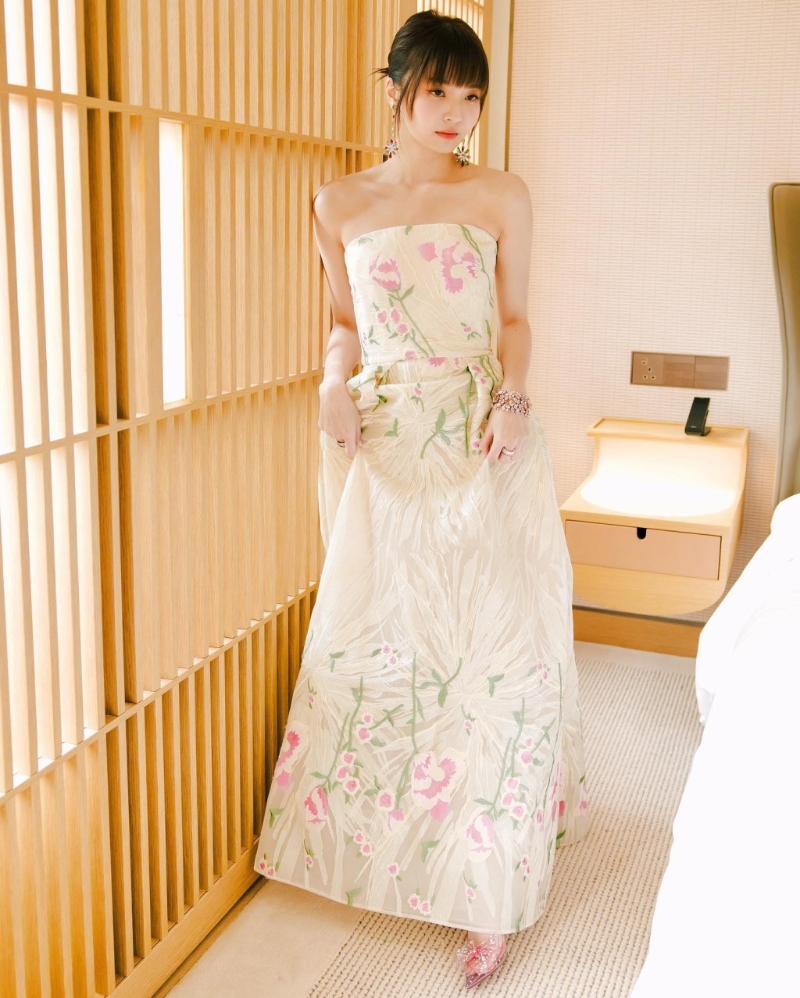 吳冰換上由黎巴嫩時裝設計師Elie Saab的露肩裙，襯Christian Louboutin高踭鞋，及Chopard珠寶。