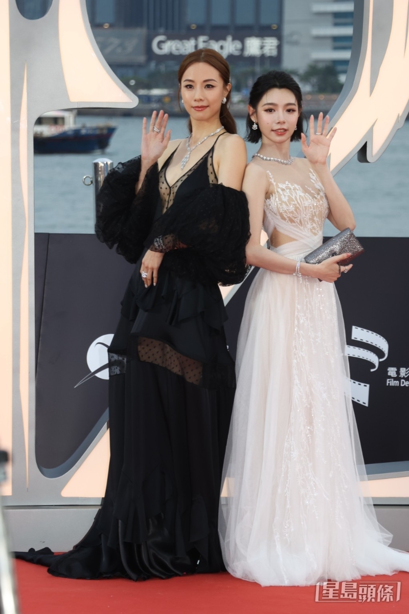 鄧麗欣（左）與林明禎斗曬身材，在紅地氈搶盡風頭。