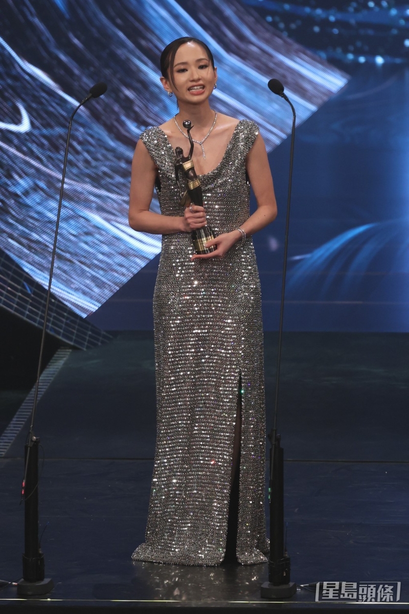 梁雍婷領獎時換上CELINE晚裝，珠寶是Bulgari Serpenti系列。