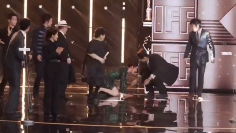 蔣勤勤跌到雙膝跪下。