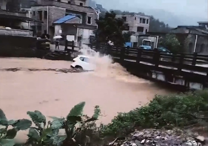有車輛掉入河里，順著水流撞橋。
