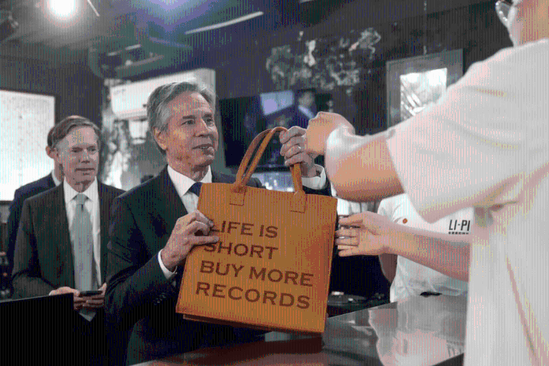 美國國務卿布林肯周五結束一連三日訪問中國行程，據路透社報道，他前往北京機場途中臨時造訪一家小眾唱片店，買了兩張中國搖滾歌手竇唯和美國流行樂壇天后泰勒絲（Taylor Swift）的黑膠唱片。 路透社1