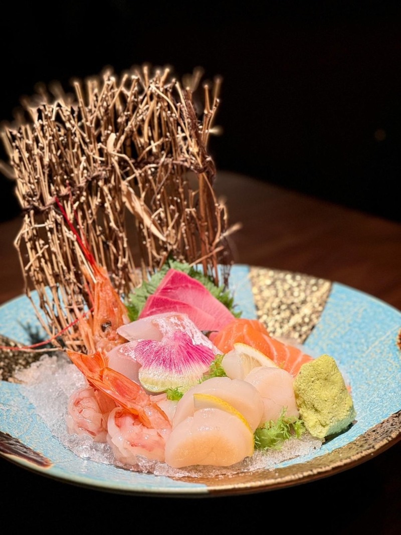 極上五點刺身盛選用時令新鮮刺身，當中包括日本帶子及赤蝦、挪威三文魚，而來自香港本地的刺身則有油甘魚、鯛魚，油甘魚充斥魚油香氣，口感清爽；鯛魚肉質柔嫩，食落十分新鮮。