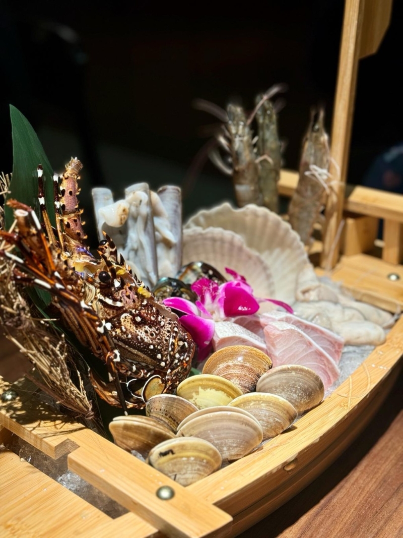 時令海鮮八點盛合選用即日時令海鮮，包括扇貝、鮑魚、蟶子、北寄貝及生蠔等，當中魚仲、沙白以及龍蝦都是來自本地。