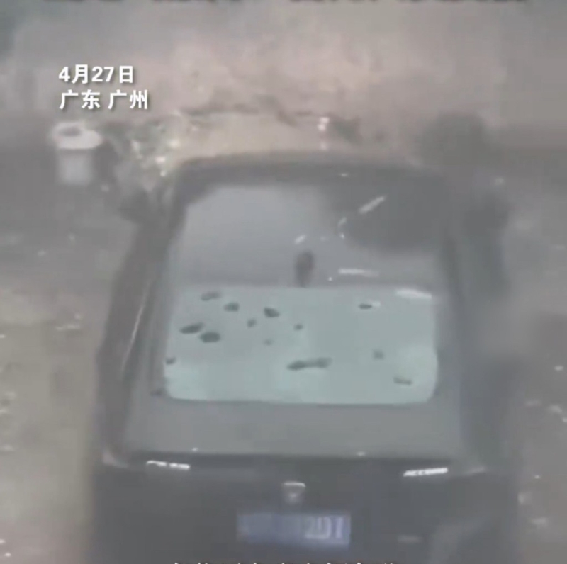 冰雹打中汽車猛烈彈開。