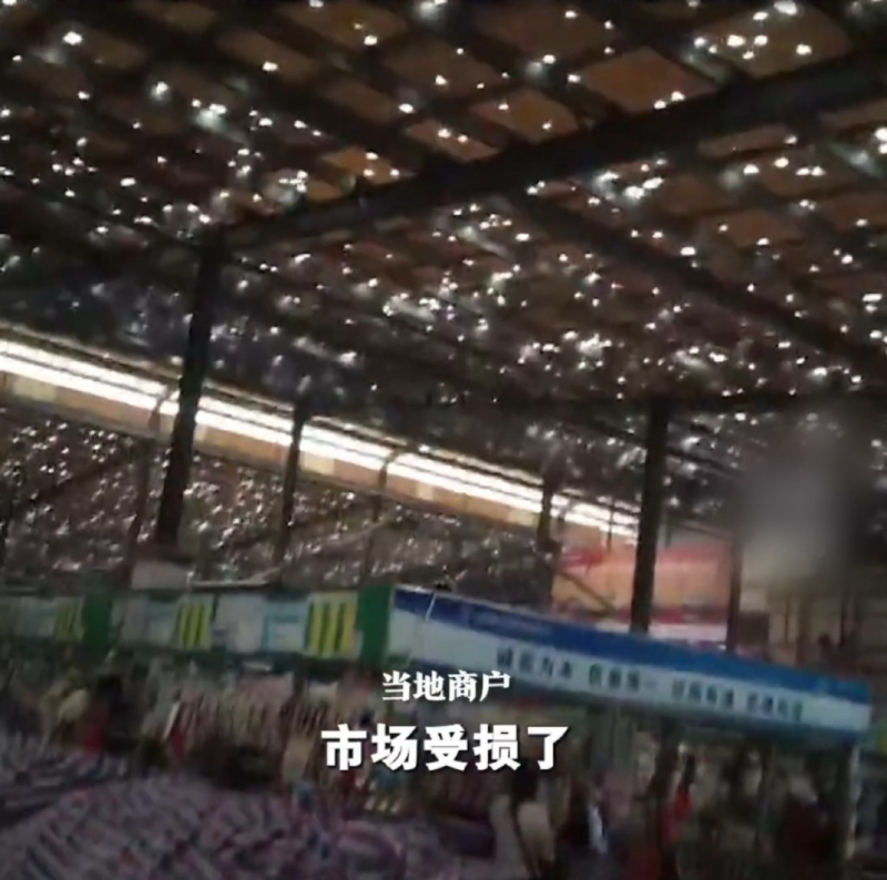 菜市場大棚被砸爛，滿頂破洞。
