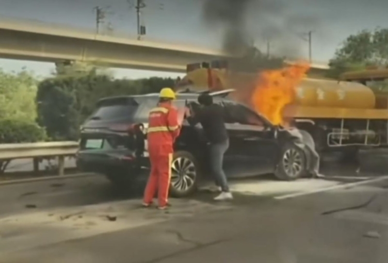 3名男子試圖打破車窗救人但失敗。