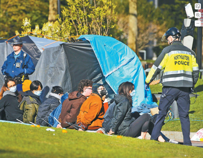 圖為警方在東北大學清場將示威者帶走 圖為警方在東北大學清場將示威者帶走