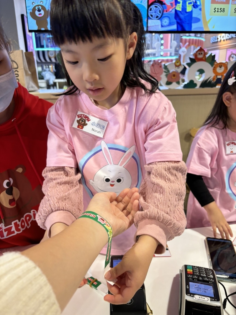 小店長要為客人掃二維碼確認人數