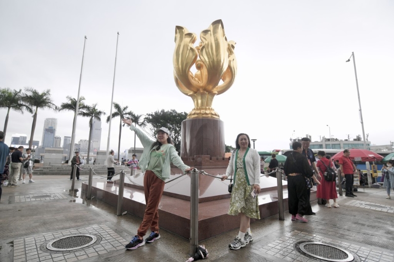 游客在金紫荊廣場留影。