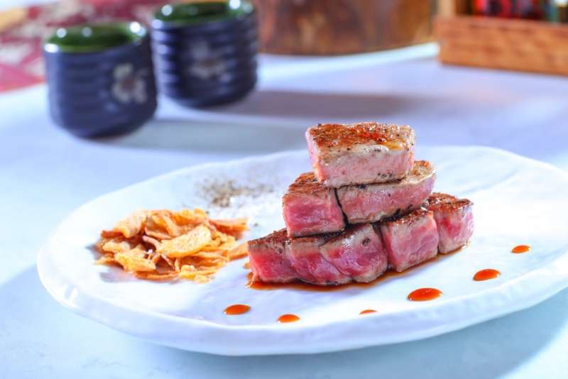 由鐵板燒師傅即席炮制的牛肉，新鮮熱辣，肉汁豐富，吃起來細嫩可口。