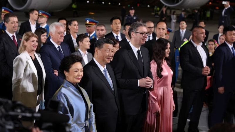 習近平抵達塞爾維亞國事訪問，總統武契奇到機場迎接。