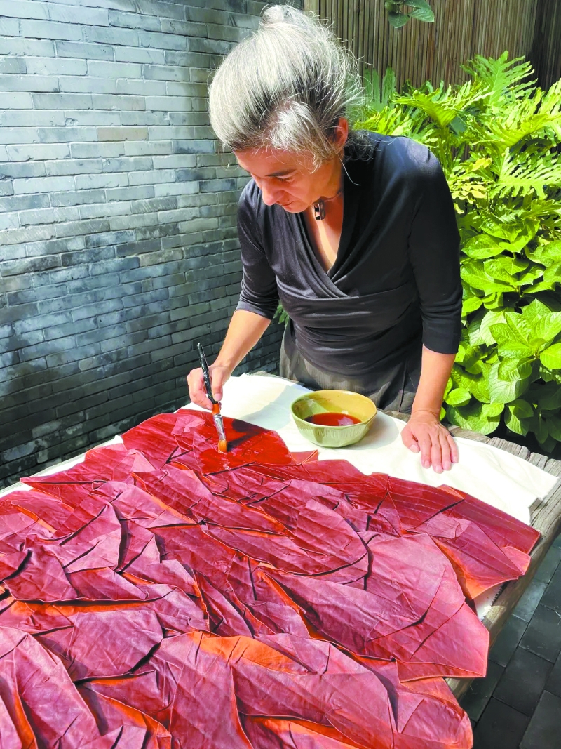 凱瑟琳用薯莨汁覆染作品。