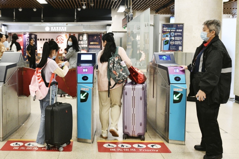 入境處近年便推出了2個深圳快速過關手機App，可助大家不用再花時間大排長龍過關