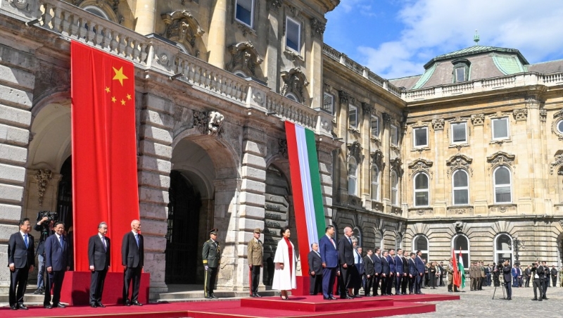 習近平在匈牙利受到最高規格歡迎。 路透社