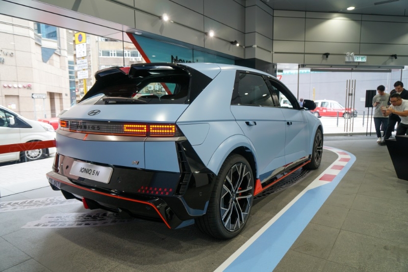 具備競賽級超強性能之余，續航力也高達448km，切合日用所需。