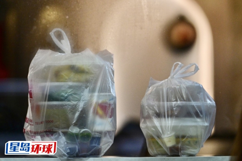局方指自走塑新例實施后，市民買外賣不再要即棄餐具。 資料圖片