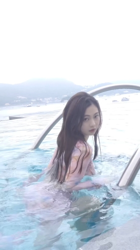 區明妙對鏡頭擺出不同姿勢，大騷可愛性感一面。