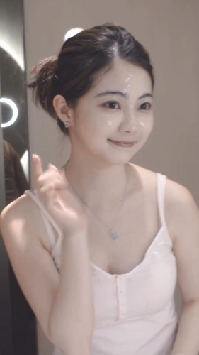 區明妙更穿上小背心試其他產品。