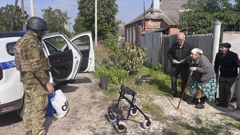 俄軍突然打擊哈爾科夫州邊境城鎮沃夫昌斯克，警衛隊趕緊協助居民疏散。