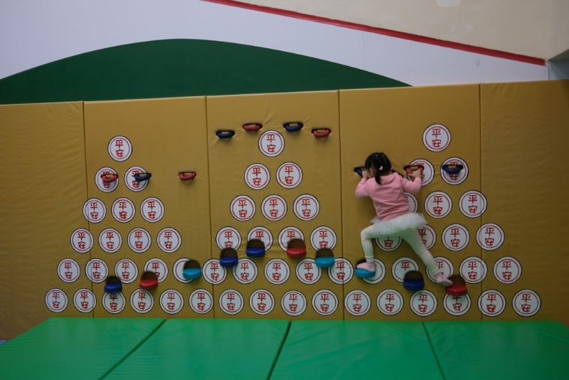 包山攀爬墻高度不高，適合2 - 6歲小朋友挑戰身手。