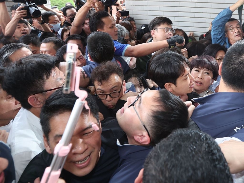 臺灣“立院”推擠現場最新！