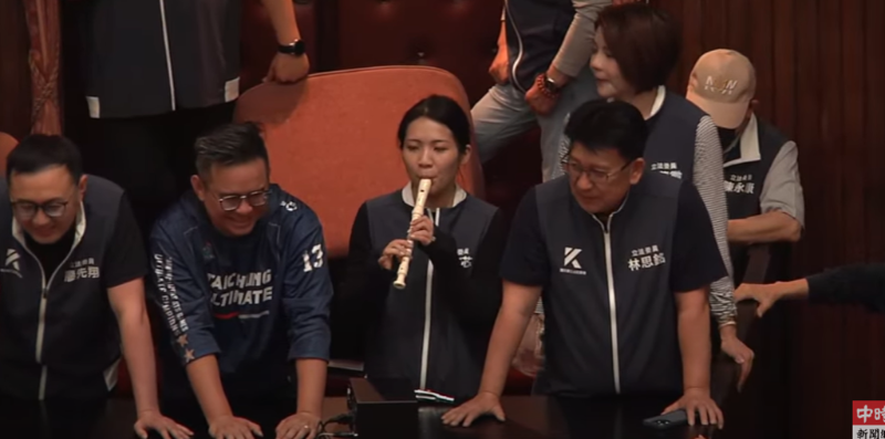 “立院”今表決開戰，徐巧芯吹直笛。