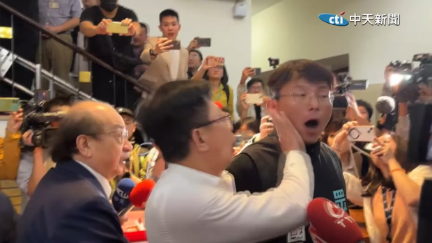 黃國昌與郭國文爆發沖突 黃國昌與郭國文爆發沖突