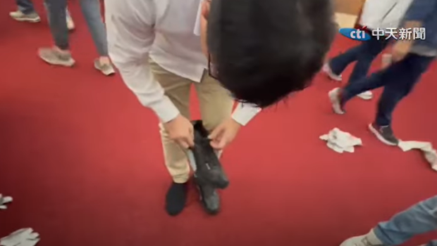 郭國文找鞋畫面 郭國文找鞋畫面